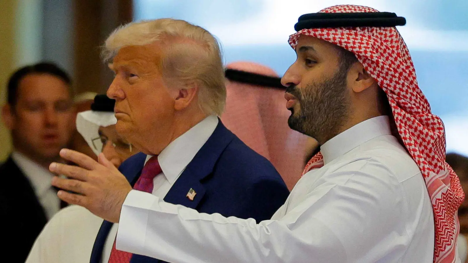 بطلب سعودي.. ترامب يعلن رفع العقوبات عن سوريا