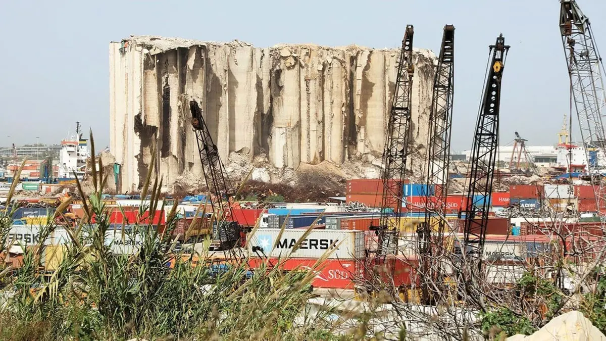 انهيار الجزء الشمالي من صوامع الحبوب بمرفأ بيروت (فيديو)