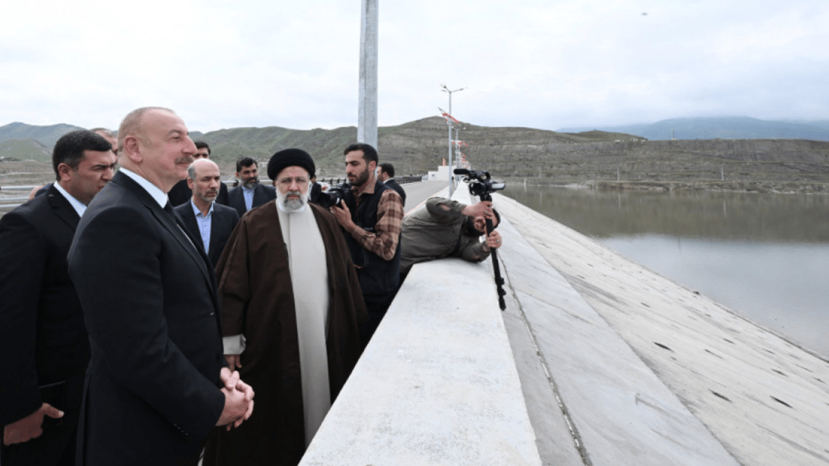 طائرة رئيسي تعيد علاقات إيران وأذربيجان المتقلبة إلى الواجهة