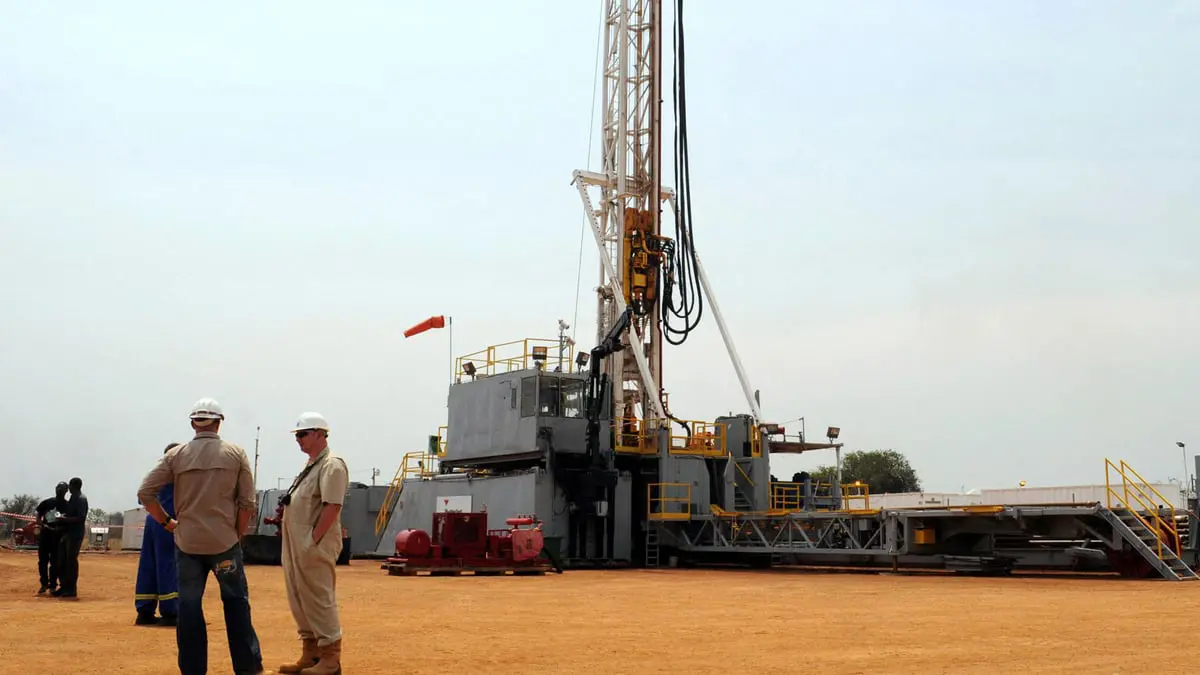 تقرير: أوغندا تُكافح للخروج من "أسر" عمالقة النفط