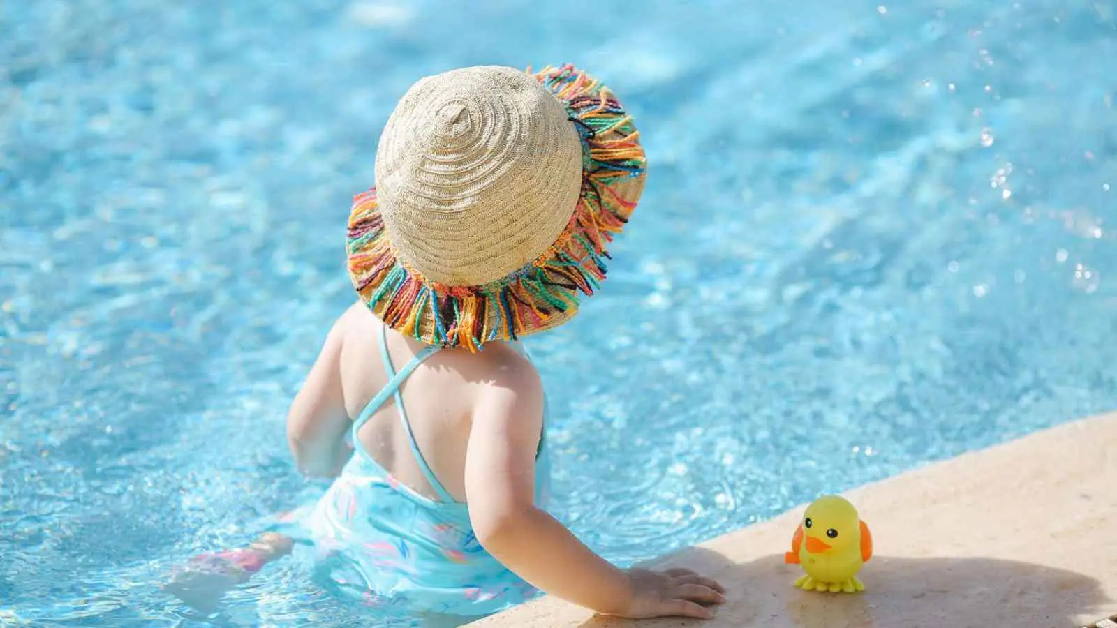 ملابس سباحة طفلك قد تعرّضه لخطر الغرق (فيديو)