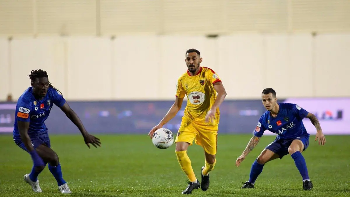مباراة الهلال والحزم.. اشتباكات بين لاعبي الفريقين عقب صافرة النهاية (فيديو)