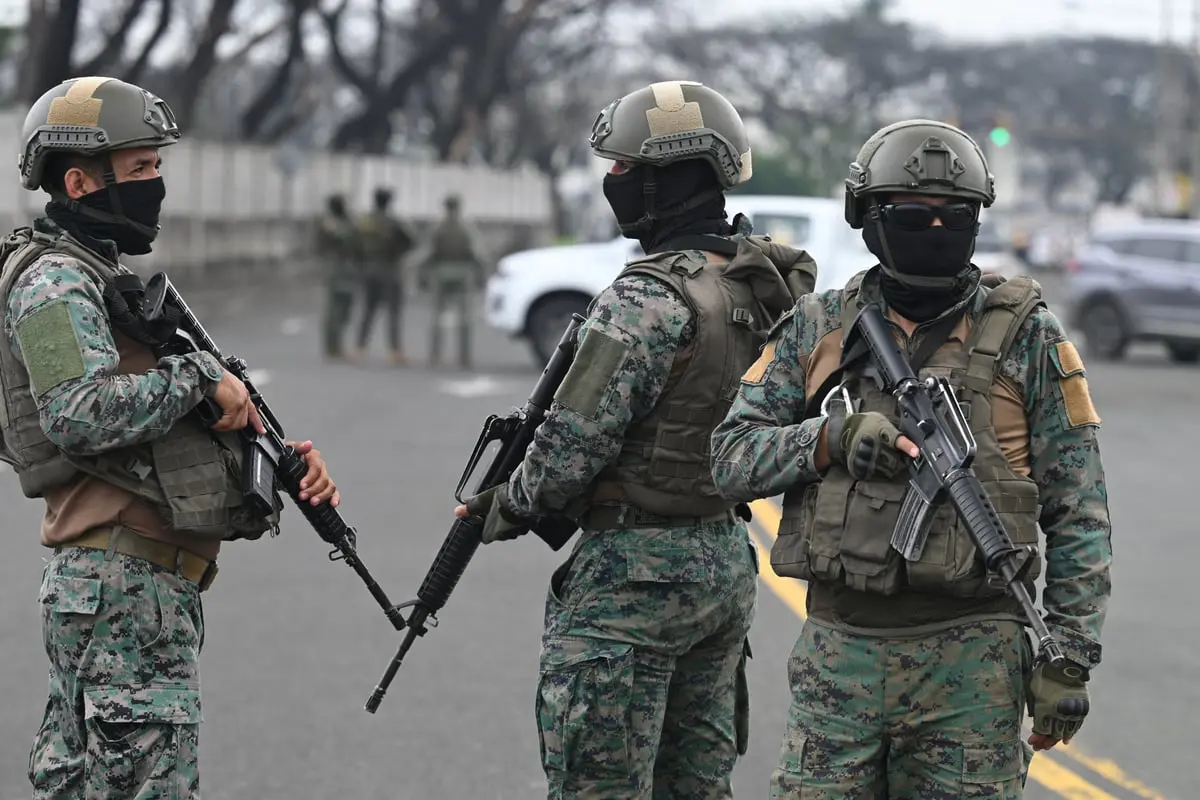 الإكوادور تعزز أمن موانئها ومطاراتها في مواجهة العصابات المسلحة