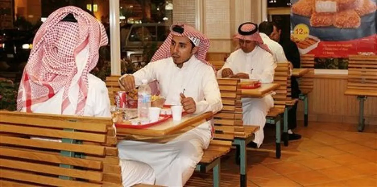 السعودية.. إغلاق مطعم يمنع دخول الزبائن بالزي الوطني