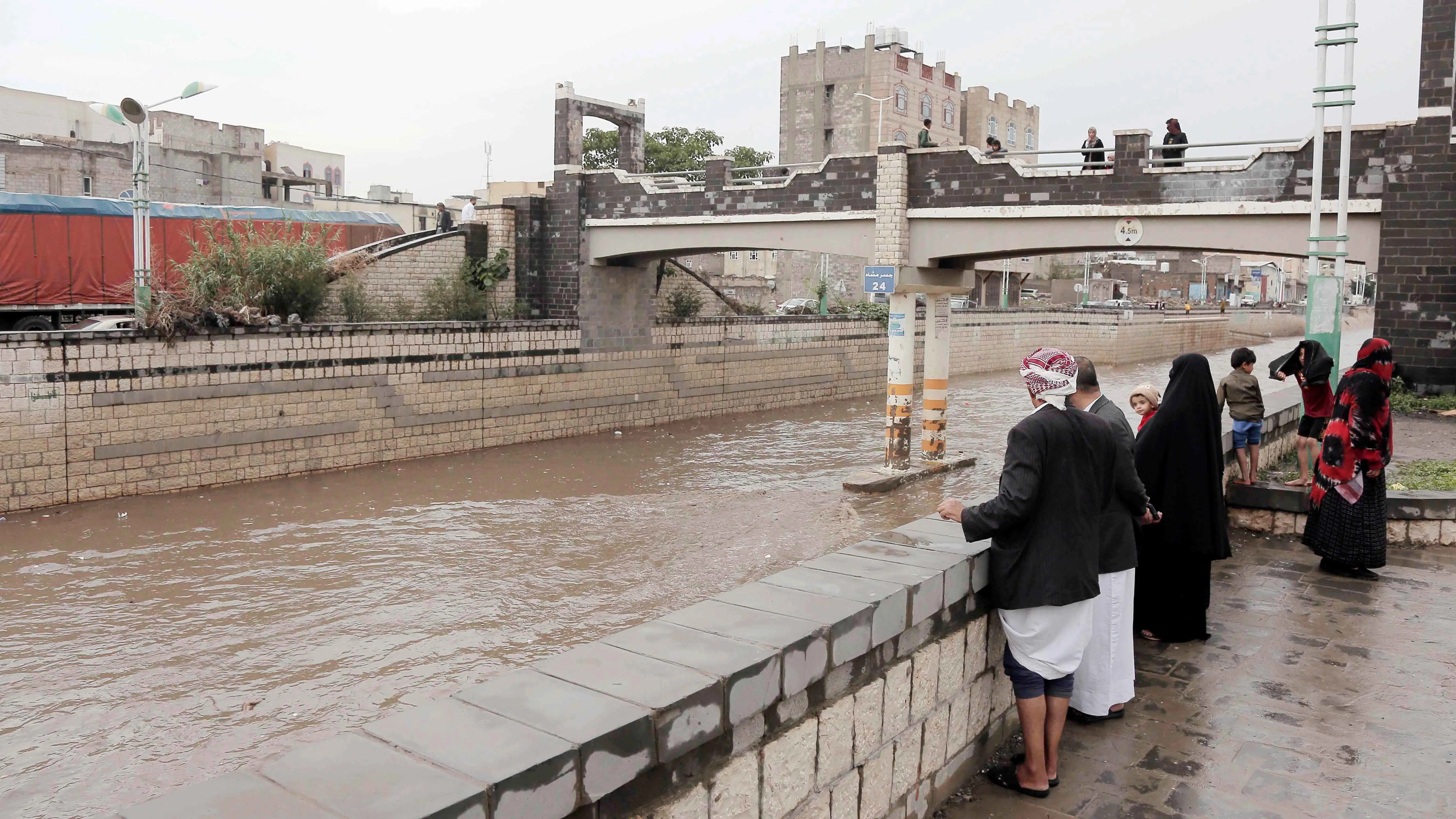 غرق طفلة جراء السيول في الحديدة اليمنية