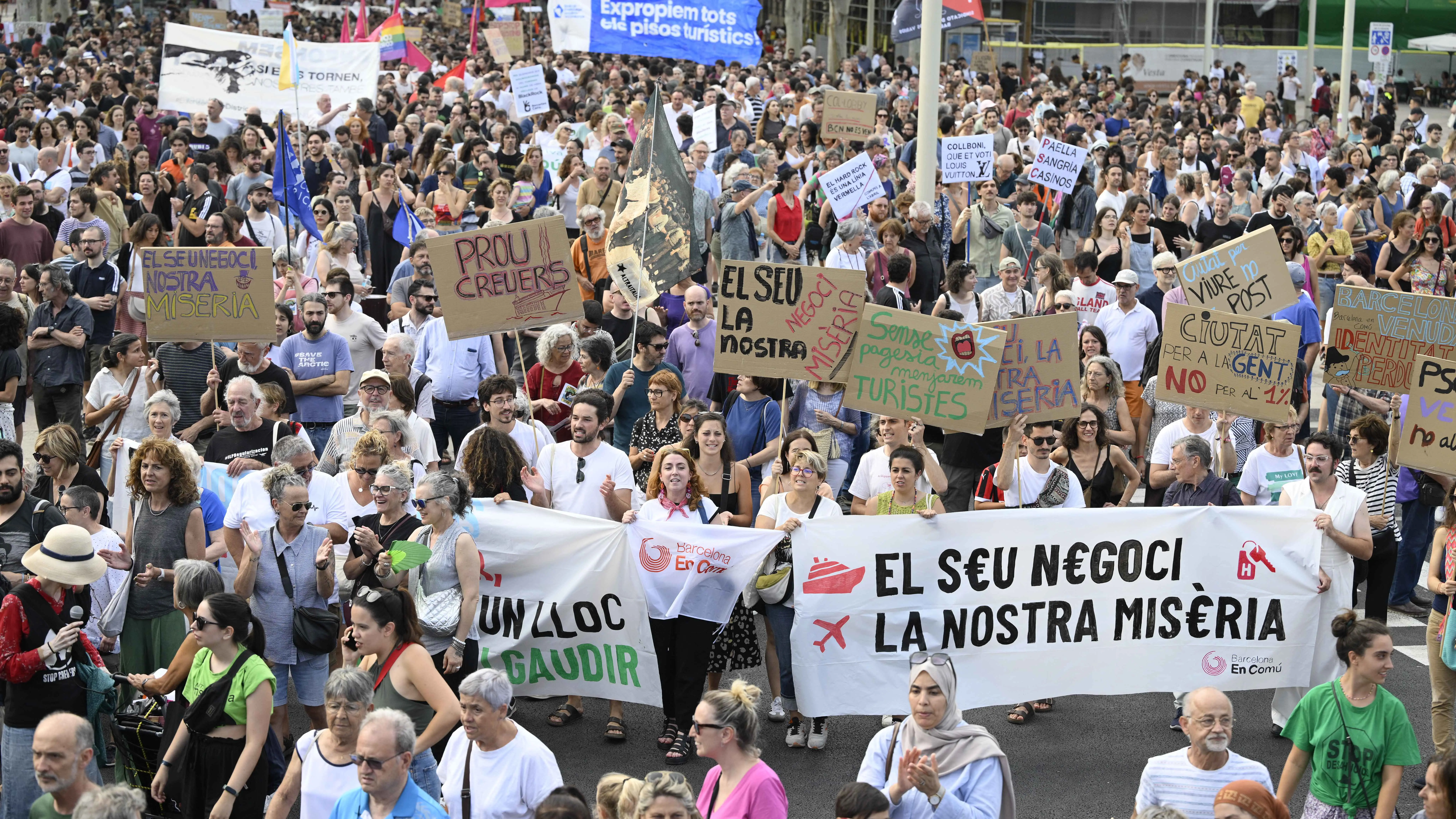 إسبانيا.. "السياحة المفرطة" تُخرج آلاف المتظاهرين إلى شوارع برشلونة