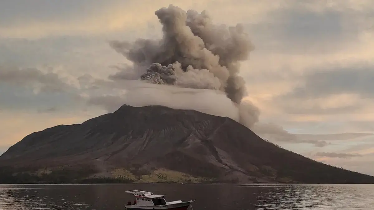 مشهد مثير لثوران بركان ضخم في إندونيسيا (فيديو)