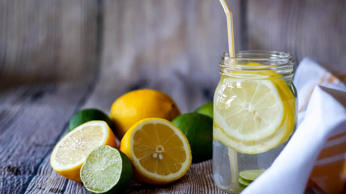 ماء الليمون.. هل له أي فوائد صحية حقيقية؟