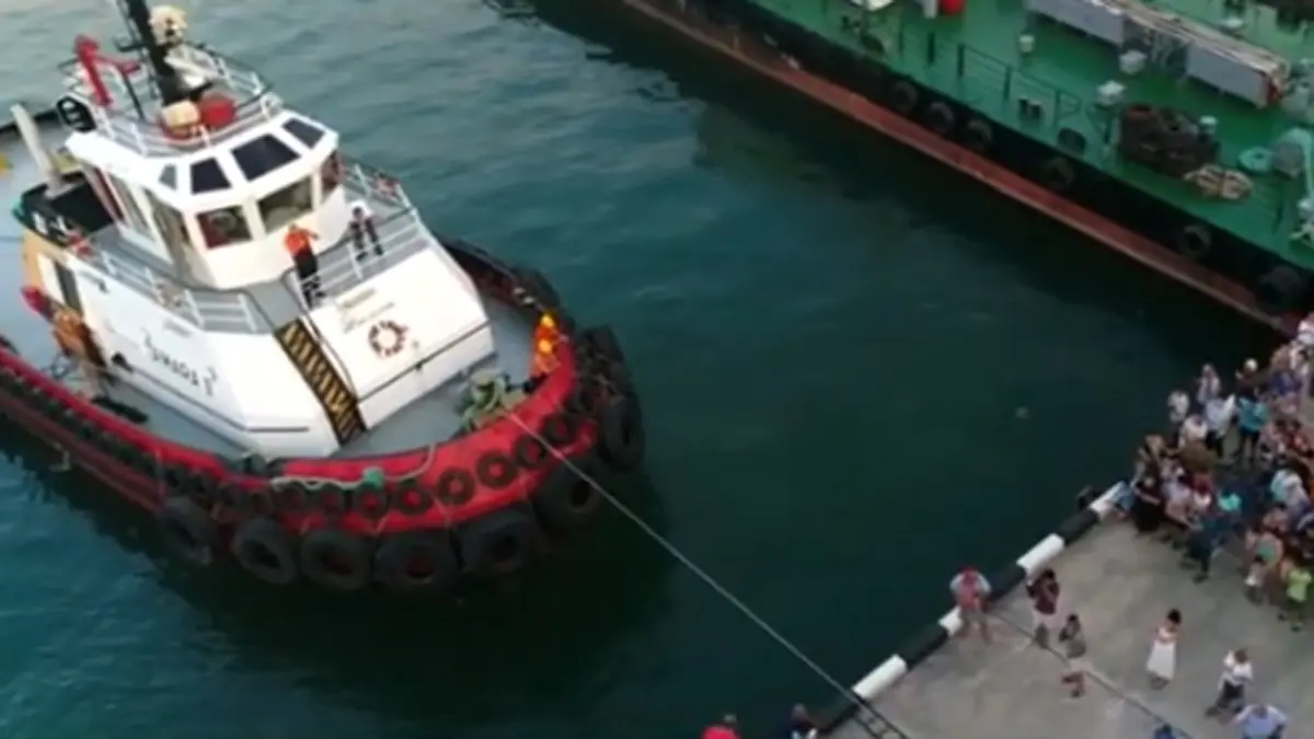 أمريكي يسحب قاربًا يبلغ وزنه 220 طنًّا بإصبعه (فيديو)