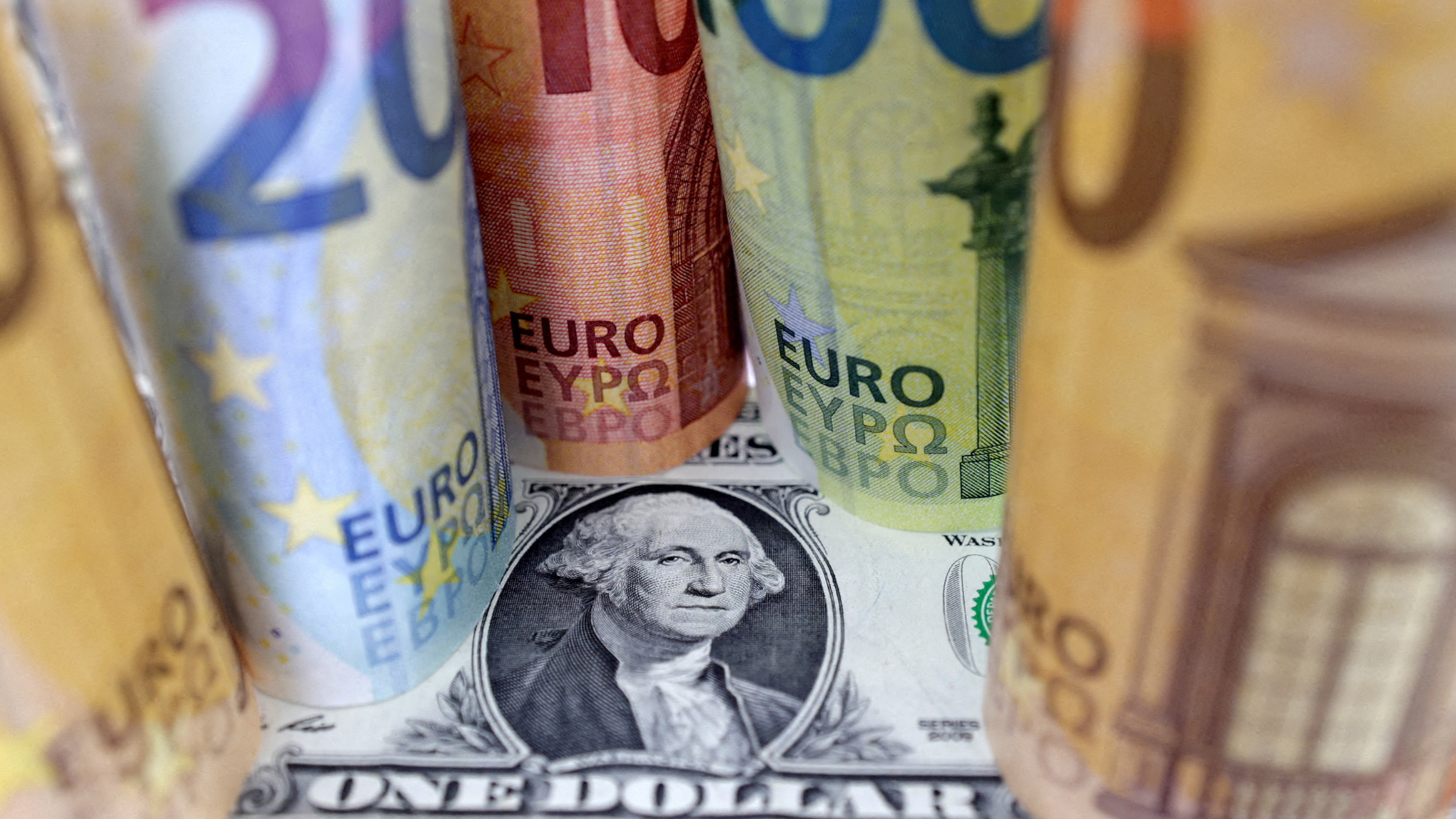 الدولار يتراجع واليورو يحتفظ بقوته بعد الانتخابات الفرنسية
