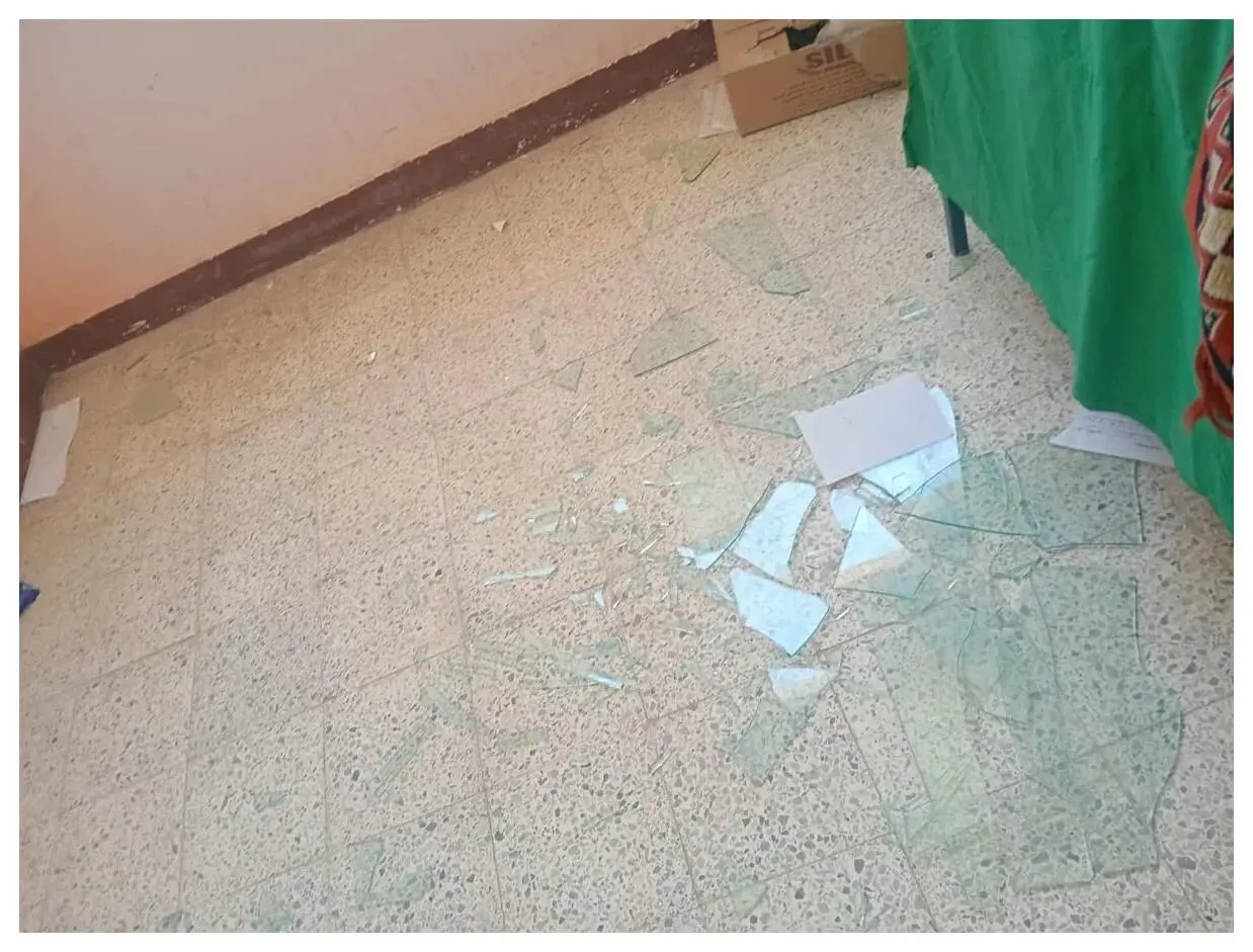 زجاج متناثر داخل الصف