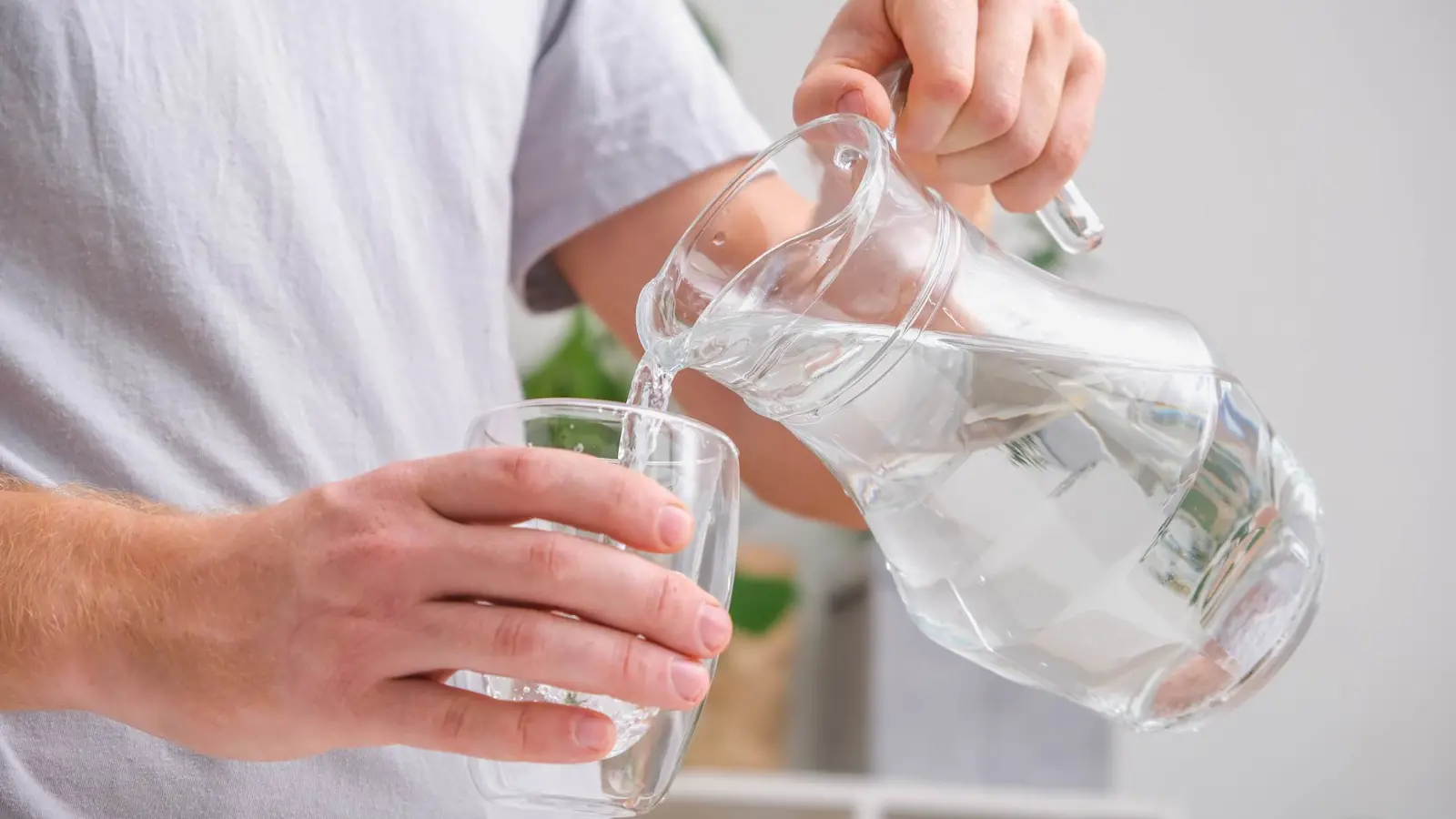 الإفراط في شرب الماء قد يهدد صحتك.. إليك السبب