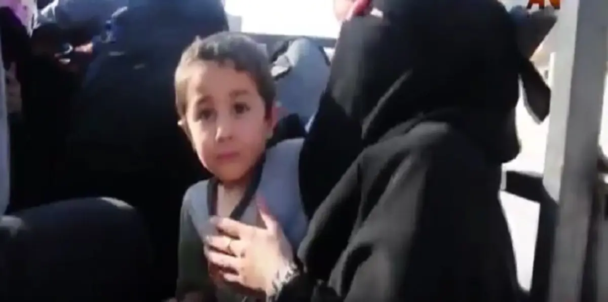 بالفيديو.. رد فعل طفل بعد خلع أمه النقاب أثناء هروبها من داعش