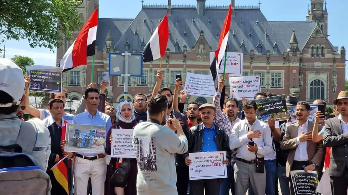 محتجون أمام محكمة العدل الدولية يطالبون برفع الحصار الحوثي عن تعز
