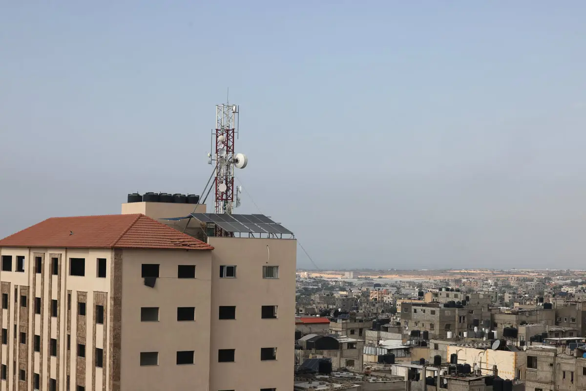 انقطاع الاتصالات يعمق عزلة الغزيين ويؤرق ذويهم في الخارج