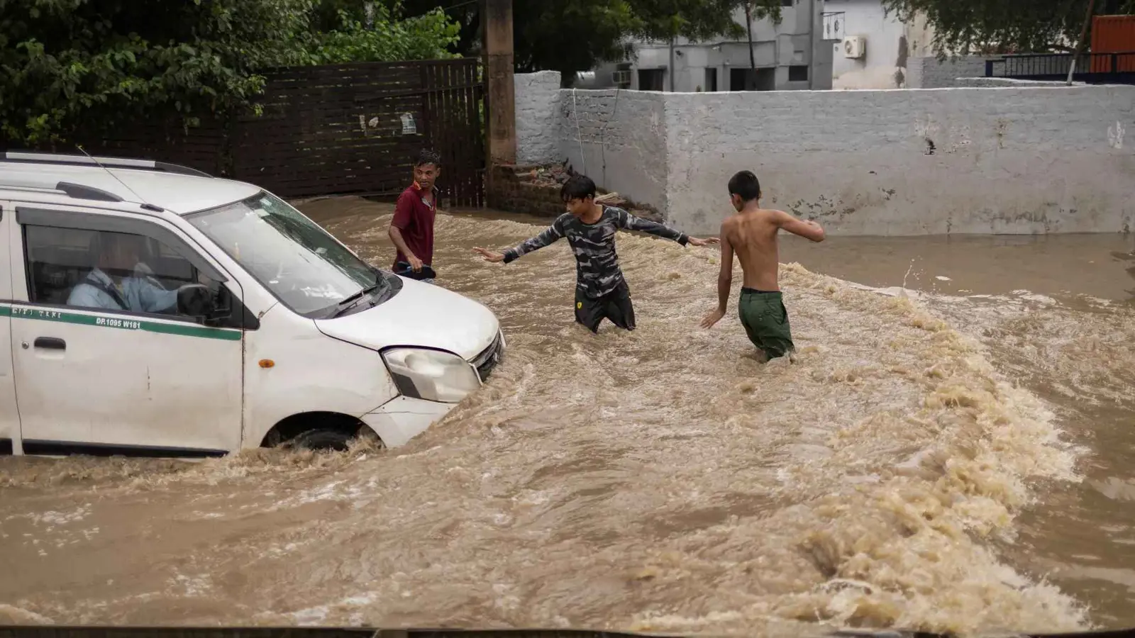 الهند.. 18 قتيلاً وعشرات العالقين في فيضانات مفاجئة (فيديو)