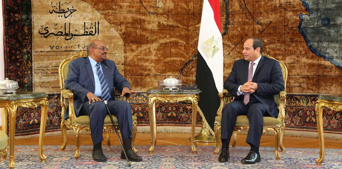 البشير في القاهرة.. هل خلع الرئيس السوداني العباءة "التركية القطرية"؟