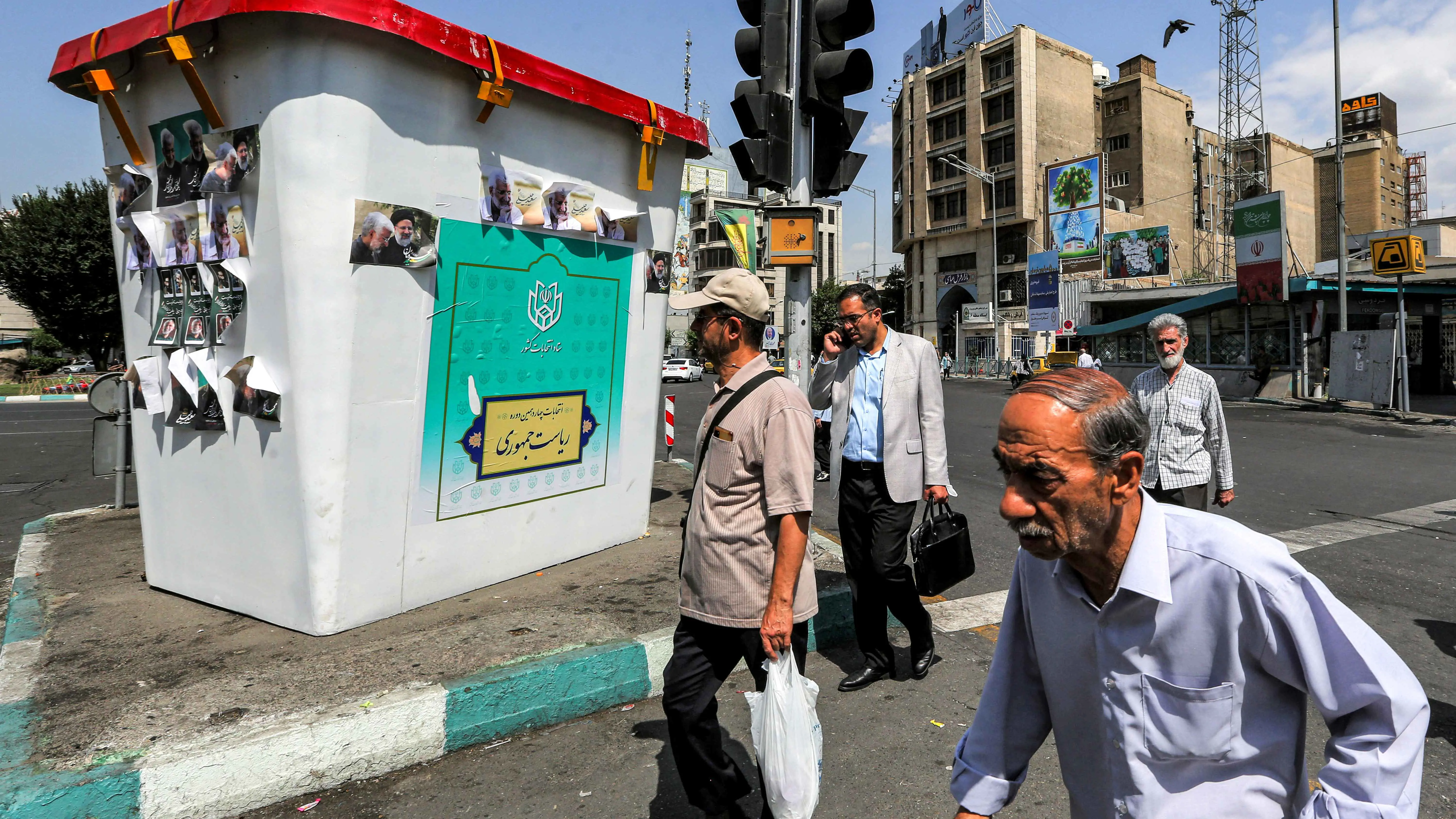 نيويورك تايمز: "الاقتصاد المريض" يتصدر اهتمامات الناخبين الإيرانيين