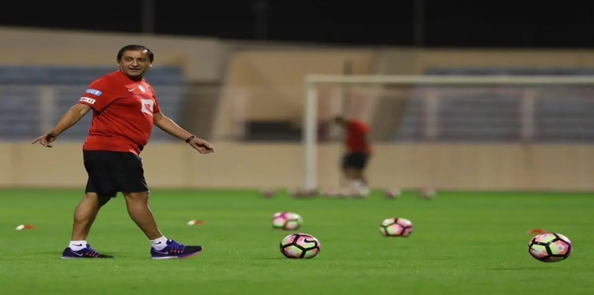 مدرب الهلال السعودي يطلب التعاقد مع مدافع آسيوي