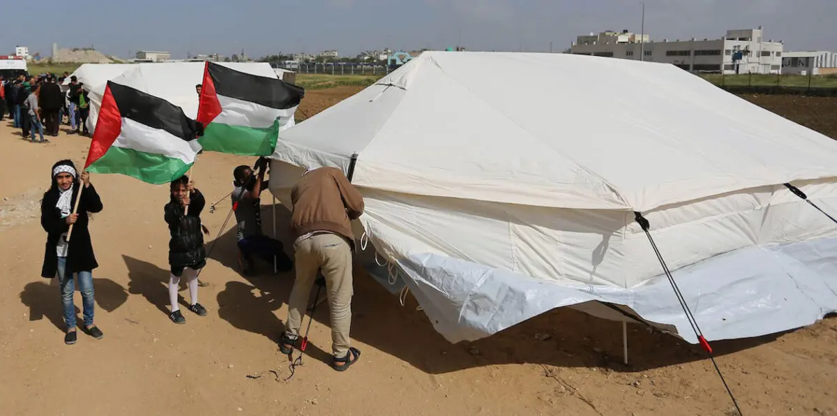 طائرات إسرائيلية تلقي شعلًا نارية على خيام المتظاهرين بغزة 