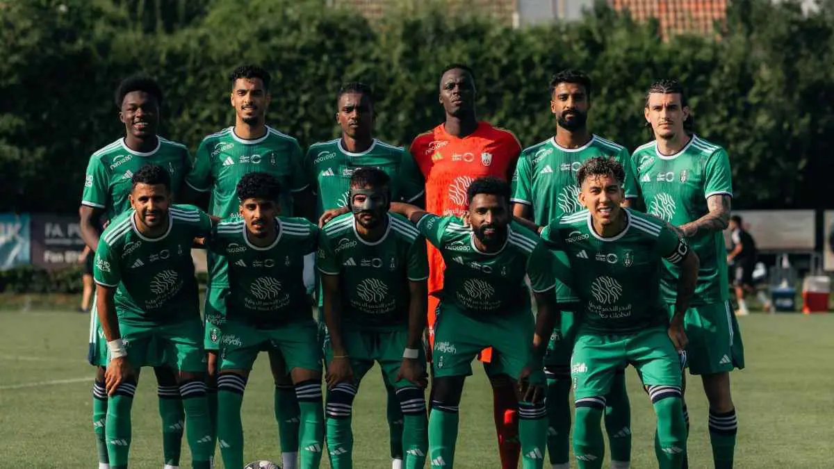 اشتباكات بين لاعبي الأهلي السعودي وأويبيشت المجري (فيديو)