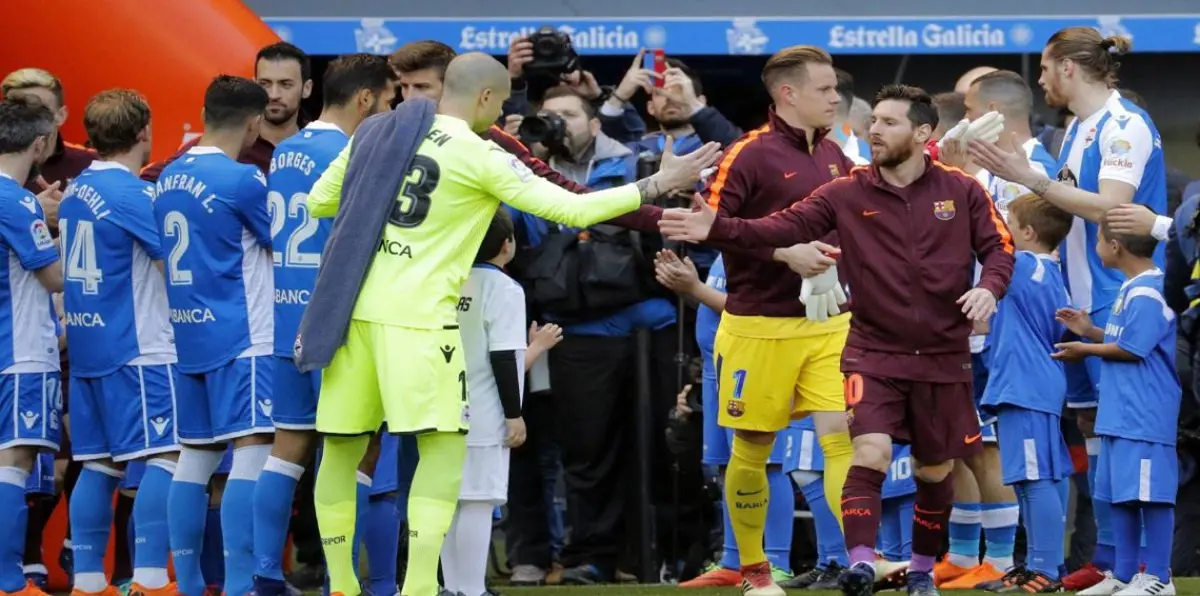 شاهد.. لاعبو ديبورتيفو لاكورونيا ينظمون ممرًا شرفيًا لنادي برشلونة (فيديو وصور)