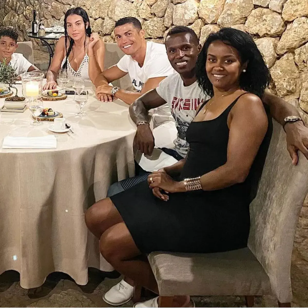 سيميدو وزوجته الراحلة مع رونالدو وجورجينا