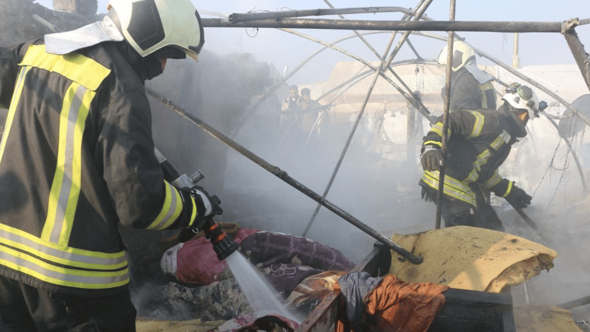 قطع الاتصالات قلّص فرص النجاة.. حريق يودي بحياة أسرة في سوريا