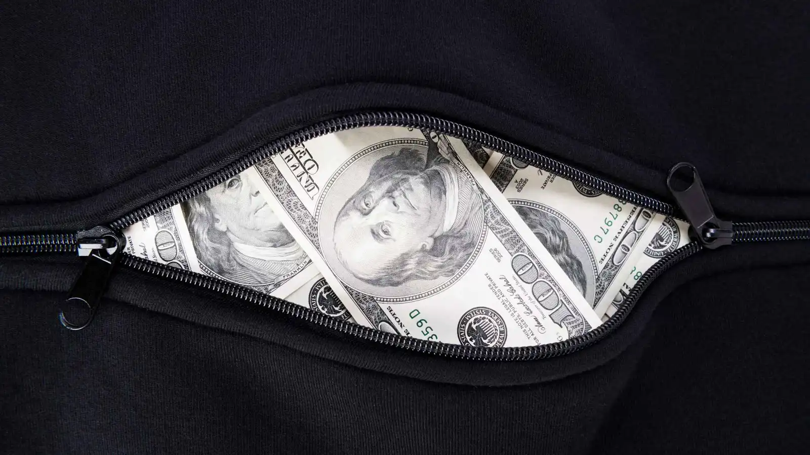 سيدة تفقد 100 ألف دولار في سوق الخضار.. ما الخفايا؟