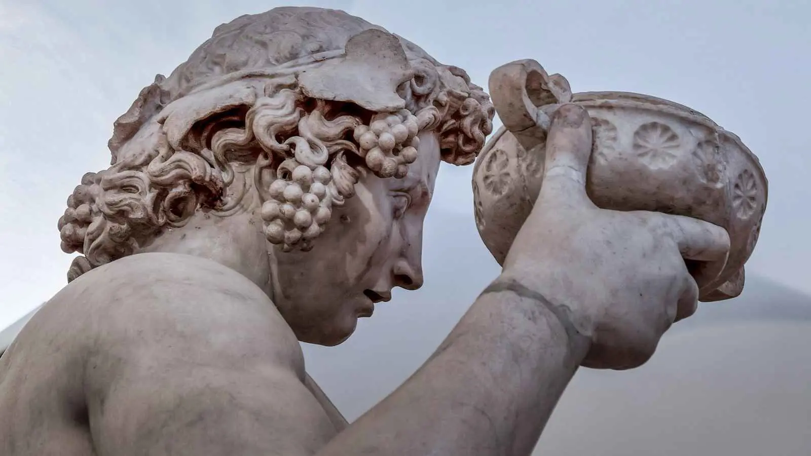 عقوبة "قاسية" لسائحة "قبّلت" تمثالا في فلورنسا