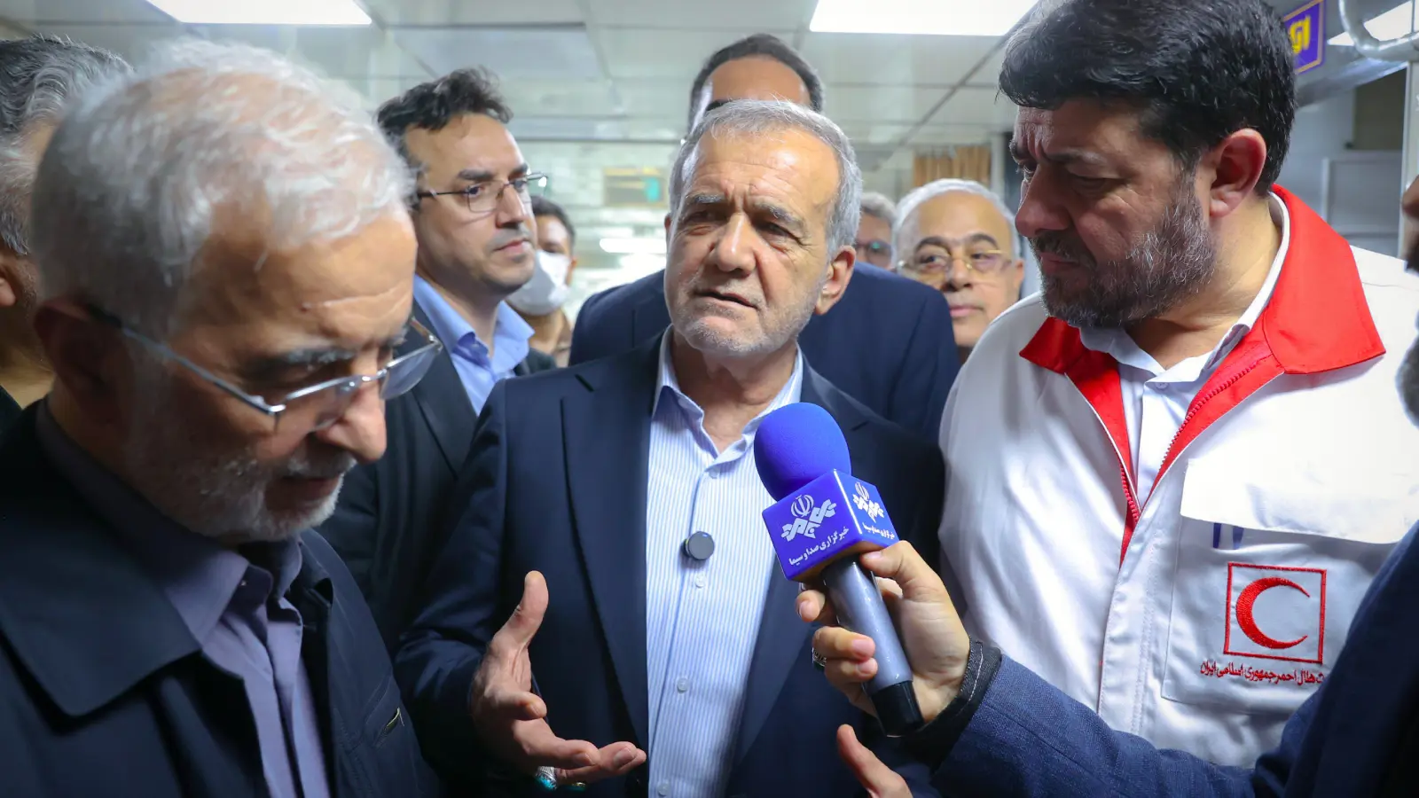 الرئيس الإيراني يزور مصابي انفجار ميناء رجائي