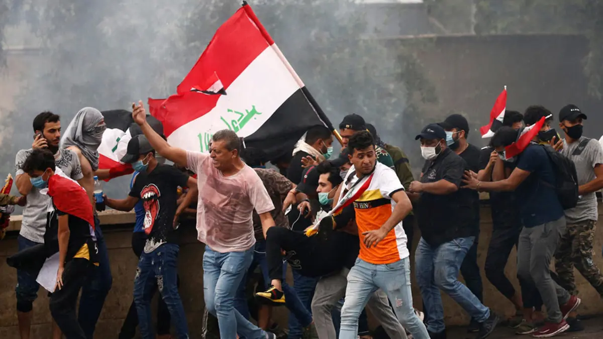 عراقيون يهتفون ضد إيران أمام قنصليتها في كربلاء (فيديو)