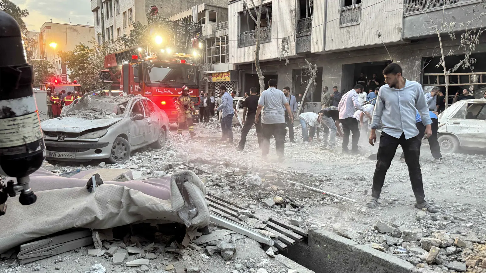 الجيش الإسرائيلي: بدأنا سلسلة هجمات على عشرات الأهداف في إيران