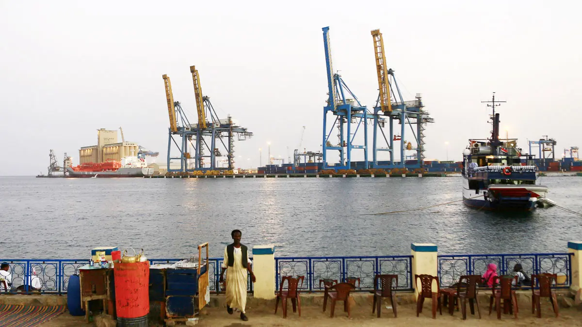 السودان.. احتجاجات بالشرق وإغلاق ميناء بورتسودان بسبب إقالة حاكم كسلا (صور)