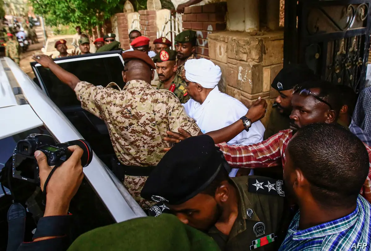 السودان.. ما دلالات إعادة البشير وقادة نظامه إلى السجن؟