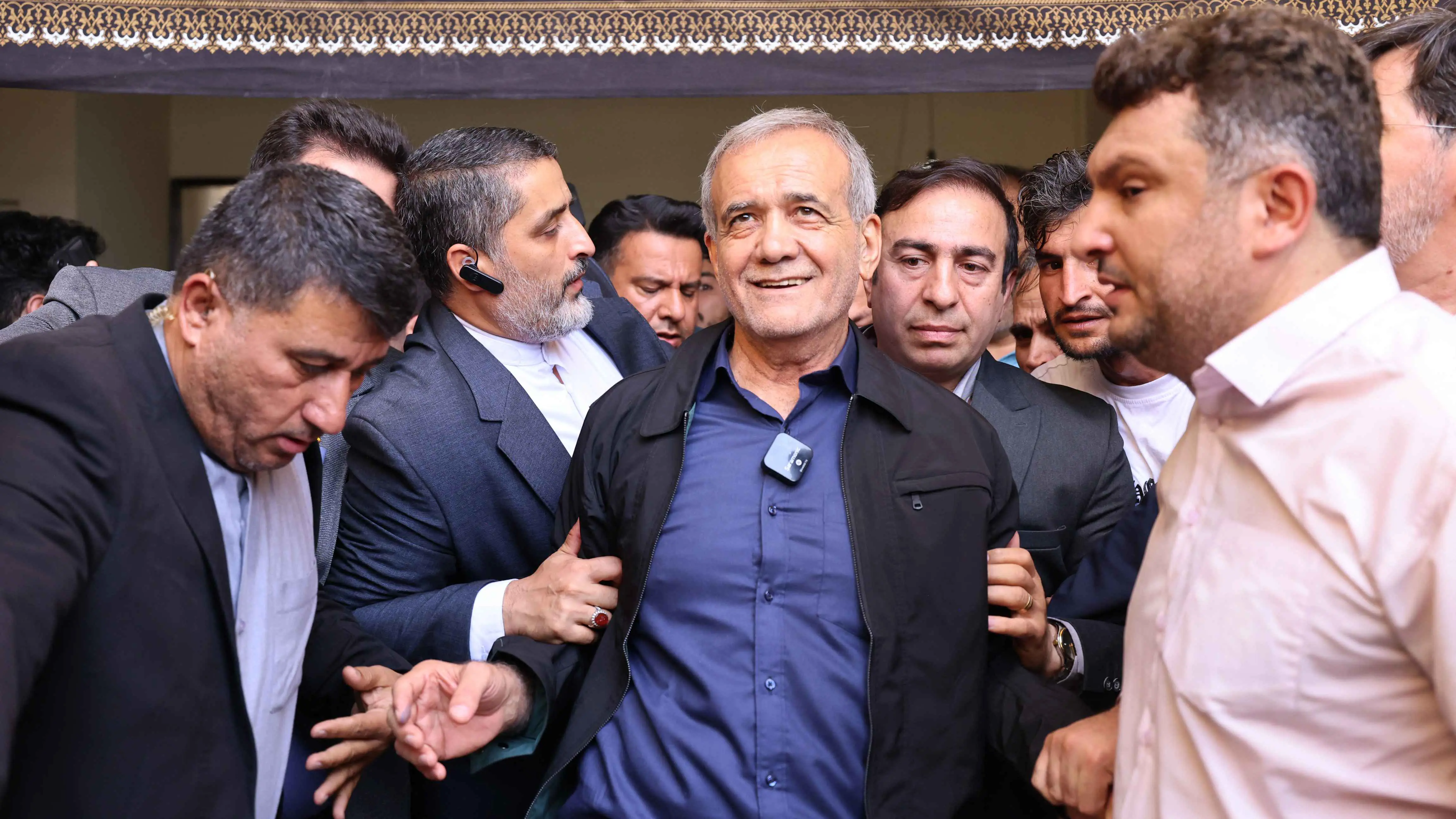 أنباء عن تقدم بزشكيان على جليلي في الانتخابات الرئاسية الإيرانية