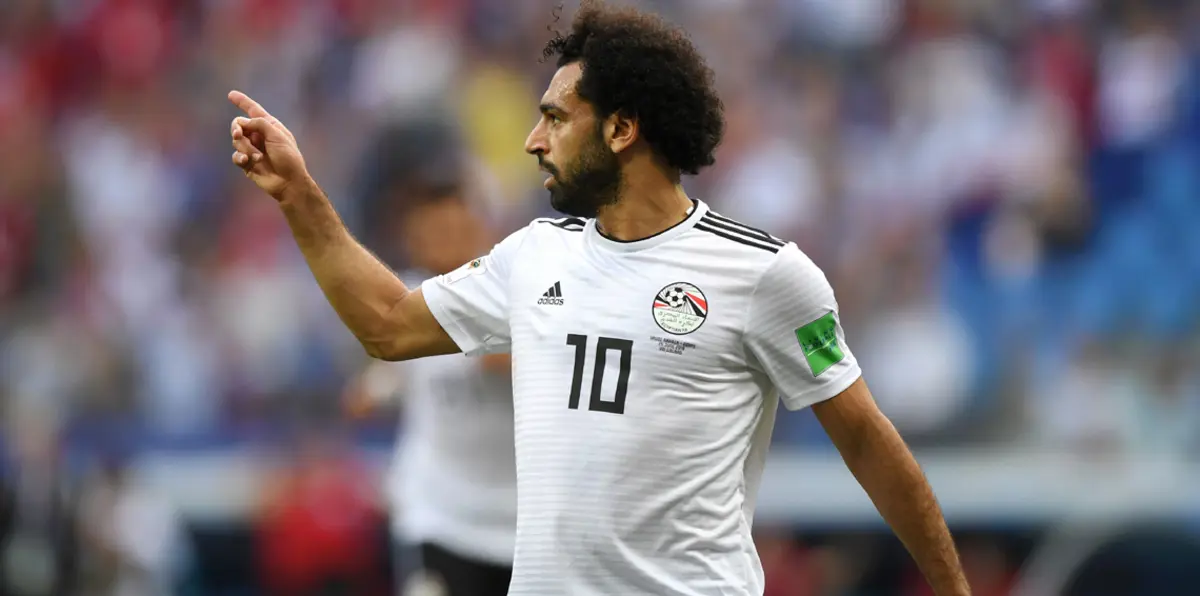 تجمهر عدد من سكان القاهرة أمام منزل محمد صلاح فور معرفة عنوانه (صور)