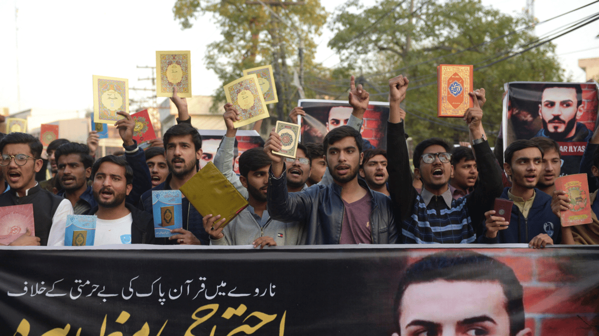 باكستانيون يقتلون "مدنس قرآن" ضرباً وحرقاً