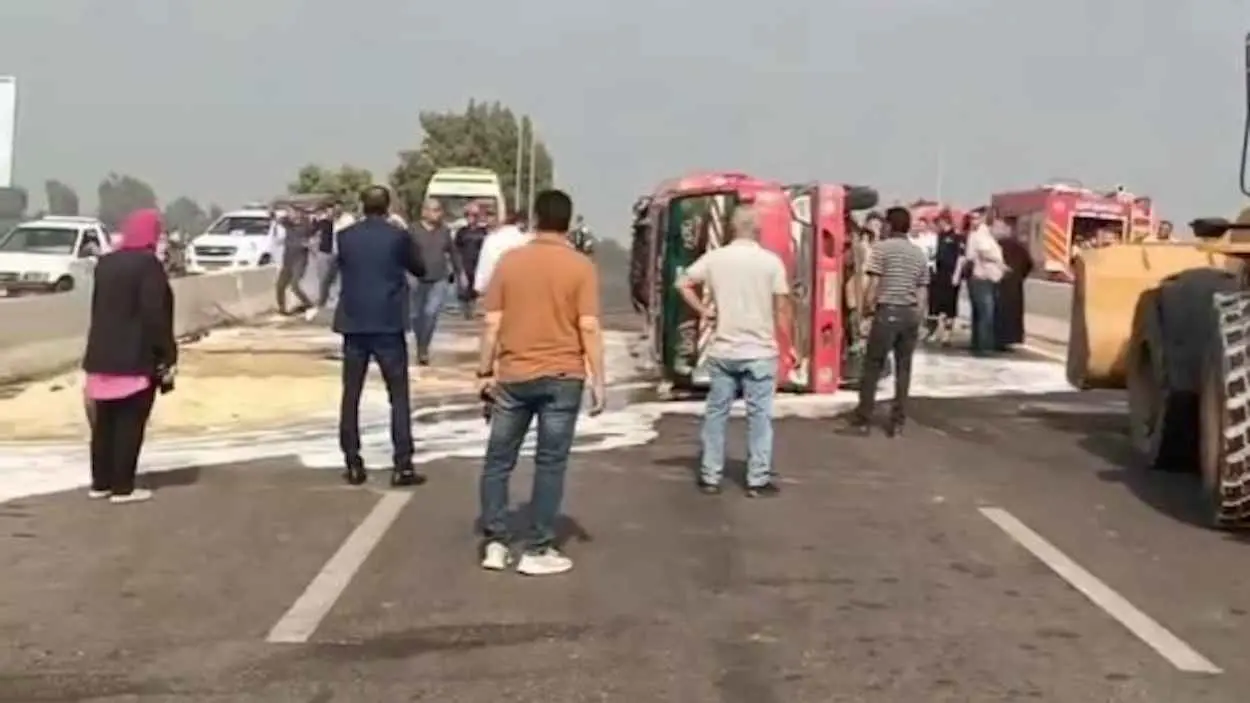 مصر.. 13 إصابة في انقلاب عربة تقلّ عمالاً زراعيين