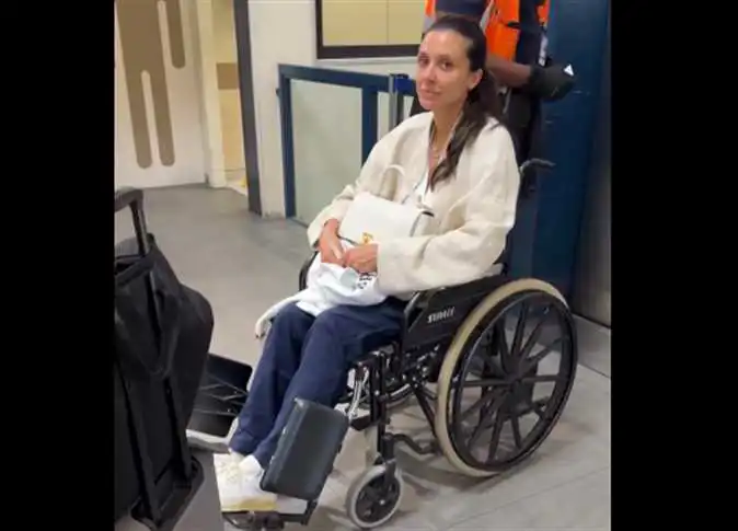 إميلي شاه على كرسي متحرك