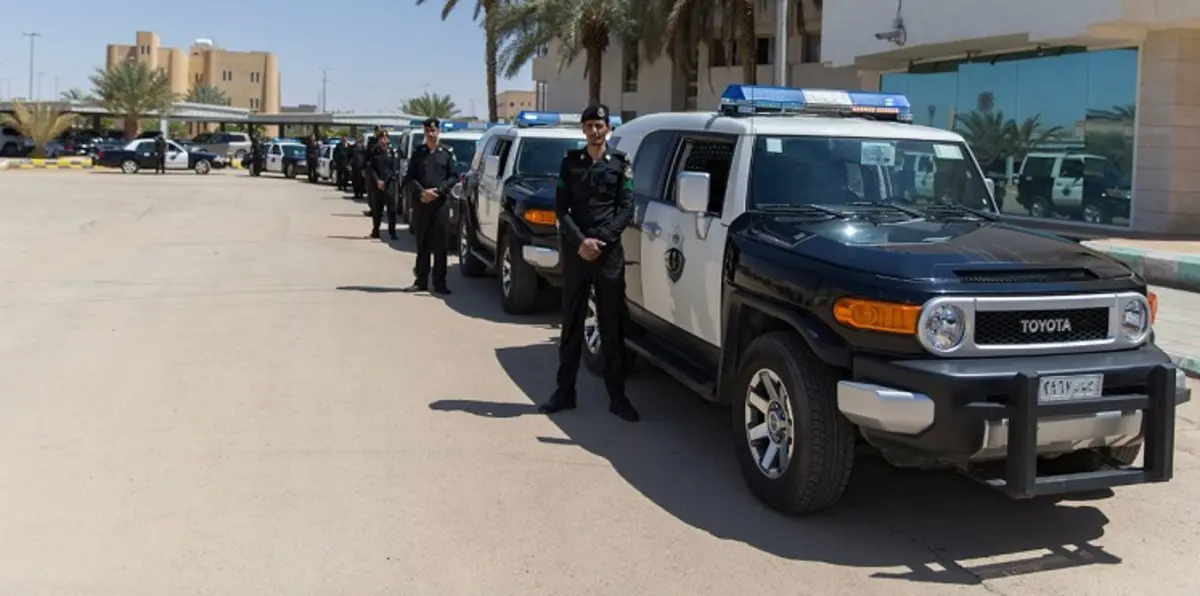 بالصور.. كيف تعاملت الشرطة السعودية مع طفلٍ قاد سيارة بشقيقه الرضيع؟