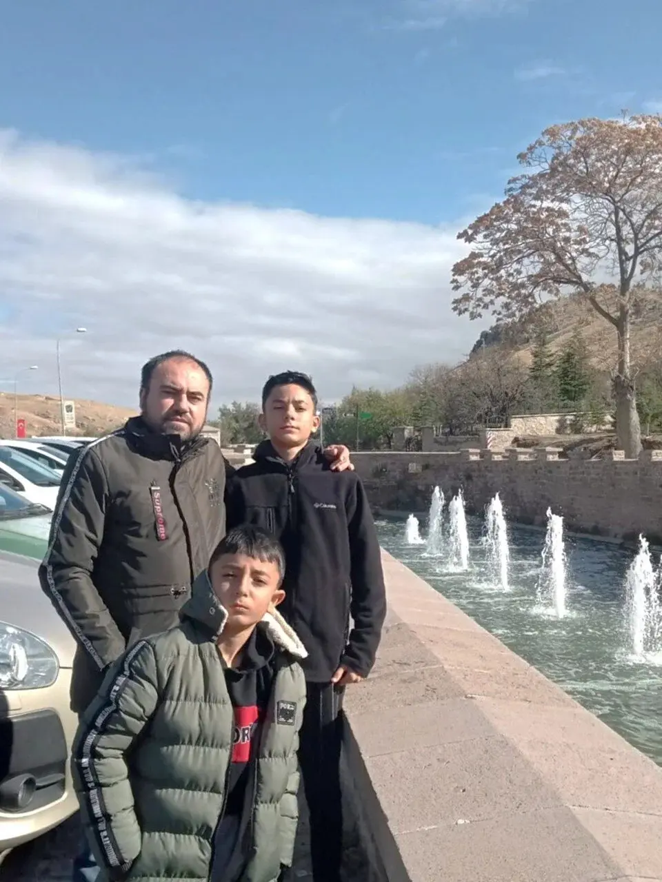 يوسف مع أبيه وأخيه الأكبر