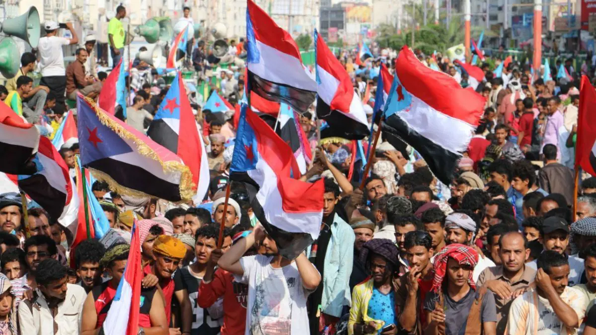 محتجو ساحة العروض في عدن يطالبون "الشرعية" بمغادرة المدينة(فيديو)
