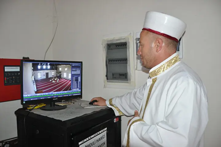 الإمام يشاهد العائلة في المسجد