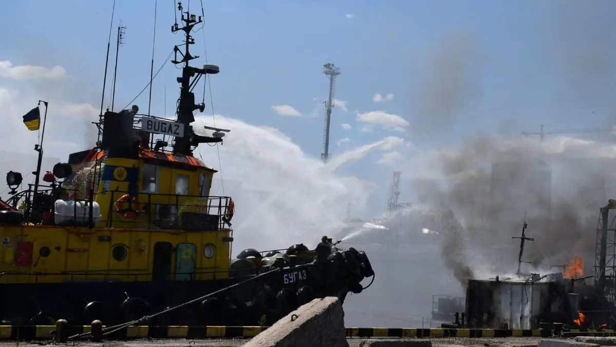 مسؤول أوكراني: أضرار بميناء وصومعة حبوب جراء ضربات روسية