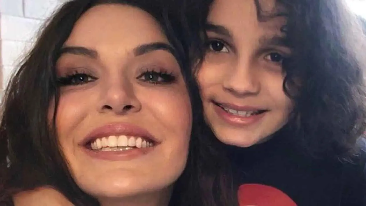 ممثلة أسترالية تقيم جنازة مؤثرة لطفلها بعد فشل "إعادة إحيائه" (فيديو)