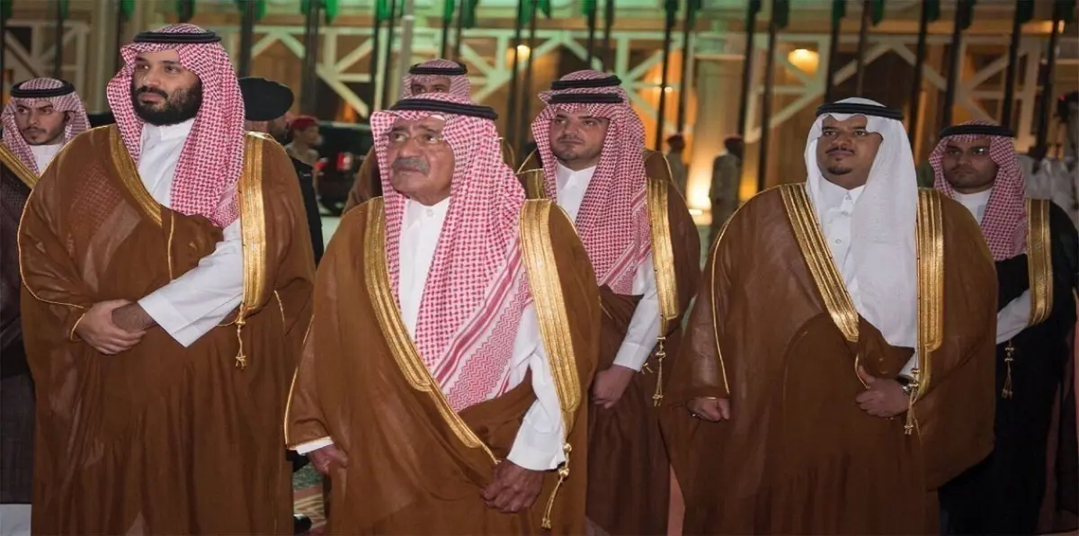بالصور.. الحزن يأخذ مداه في نفس الأمير السعودي مقرن بن عبدالعزيز بوفاة نجله