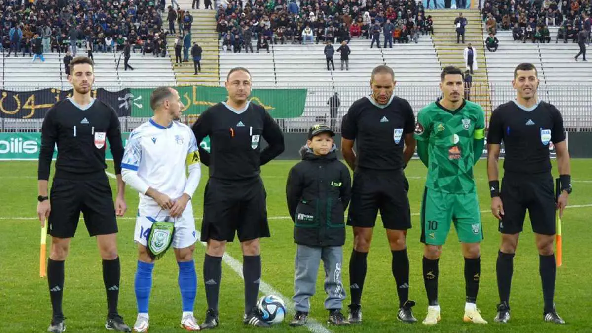 بسبب هاتف لاعب.. إقصاء حكمين جزائريين من بطولة إفريقيا للمحليين 2025