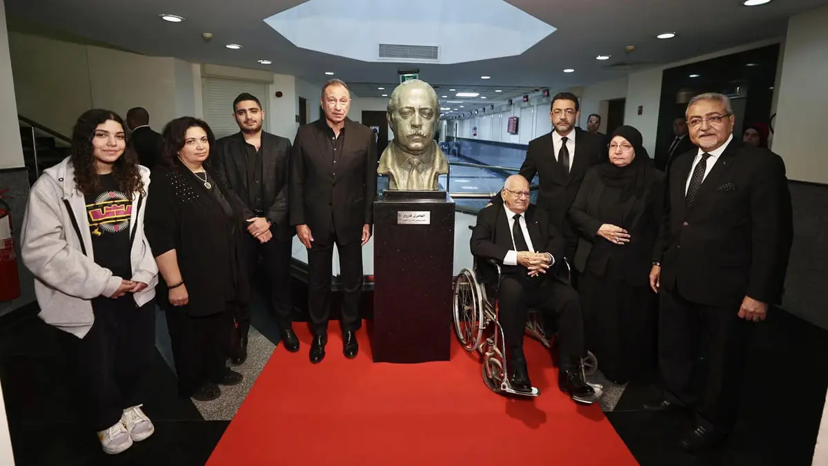 الكشف عن تمثال العامري فاروق في مقر النادي الأهلي (فيديو)