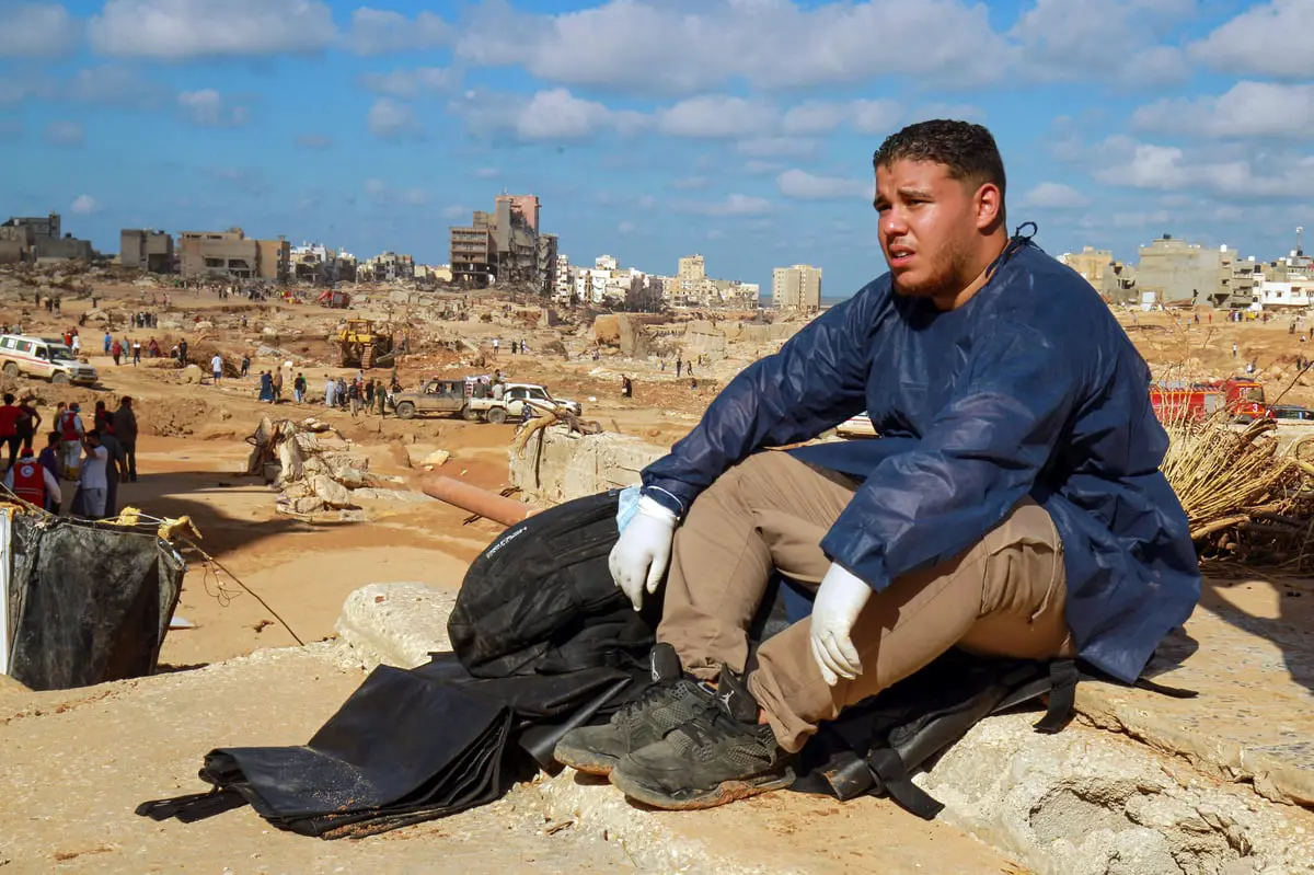 "حيين ونموت دونك يا أمي".. مشهد مؤثر لشاب ليبي يتحدث مع والدته تحت الأنقاض